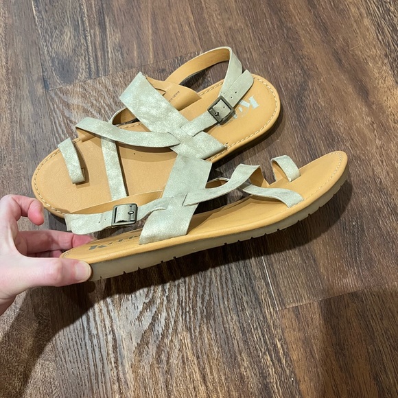 Kork by Kork-Ease Metallic Gold Open Toe Sandal - Picture 3 of 4